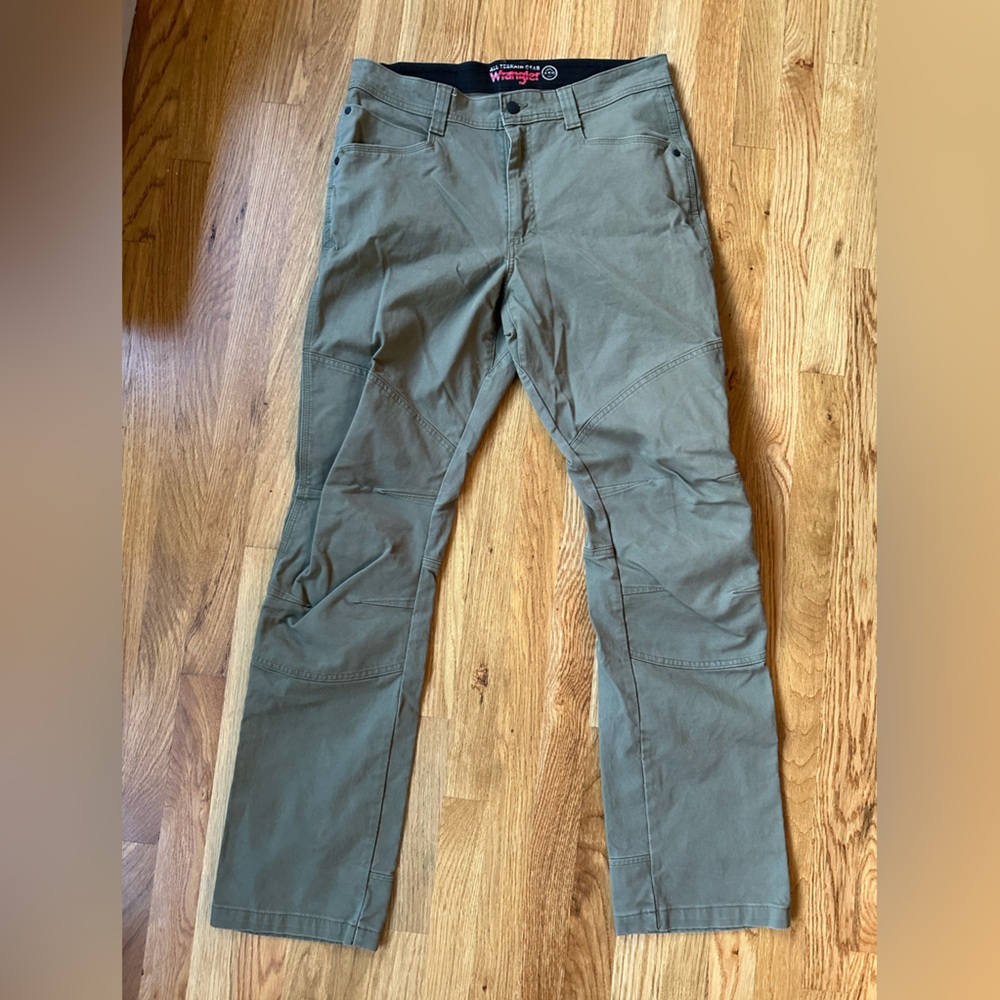 Men’s grey size 34 work pants.
Wrangler